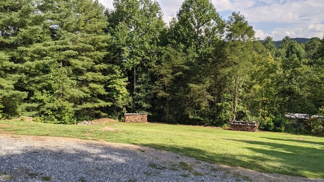Building Photo - Great 3 Bedroom 2 Bath Home in quiet resid...
