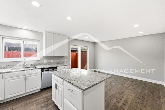Building Photo - Spacious Townhouse with Washer/Dryer and Central AC