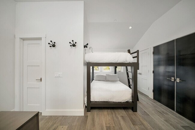 Building Photo - 113 Lost Creek Ln