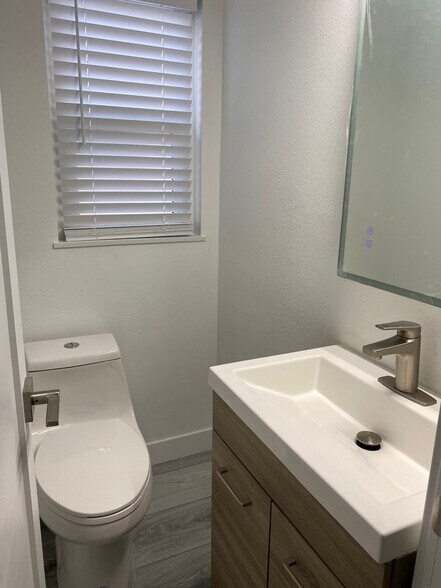 Bathroom - 1st Floor - 1707 Barry Ave