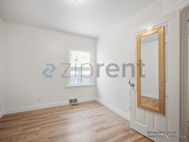 Building Photo - 4820 Seahurst Ave