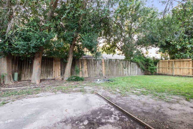 Building Photo - 2411 Cypressvine Dr