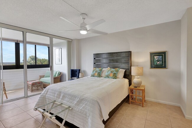 Building Photo - For Annual Rent 2 Bedroom 2 Bath Updated B...