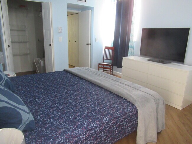 Building Photo - 2841 Somerset Dr