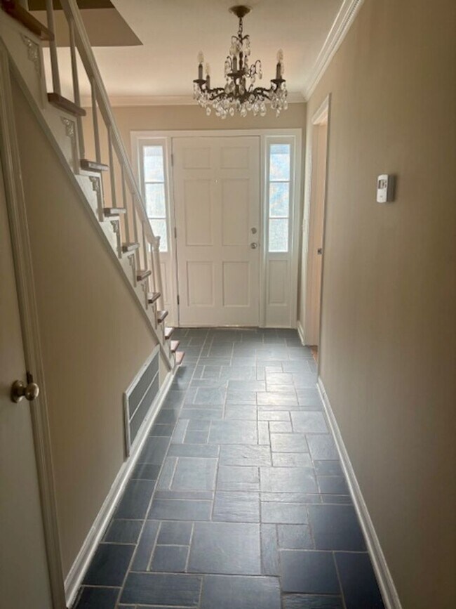 Building Photo - Renovated Hammond Hills Gem