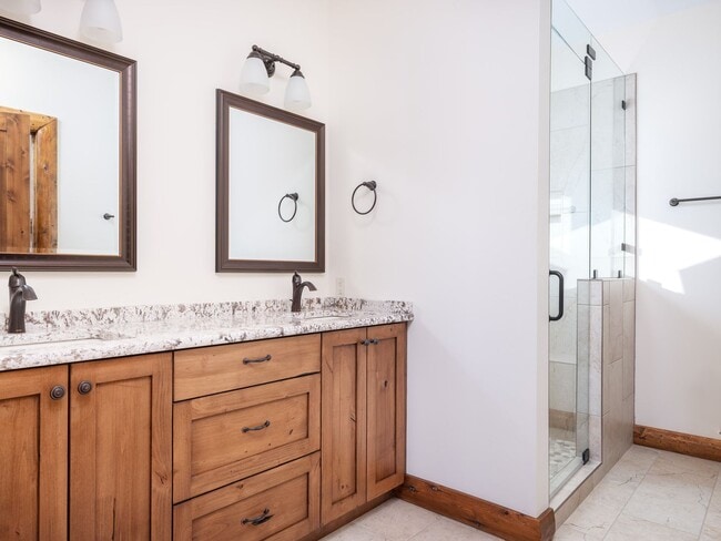 Building Photo - Spacious & Elegant 3-Bedroom Home – Flexib...