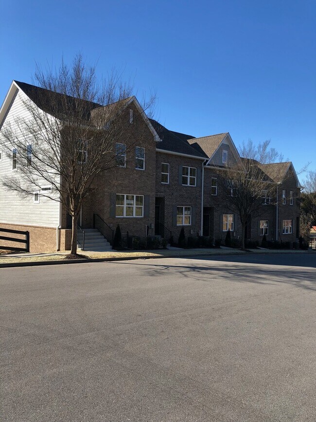 Building Photo - Luxury Town Homes
