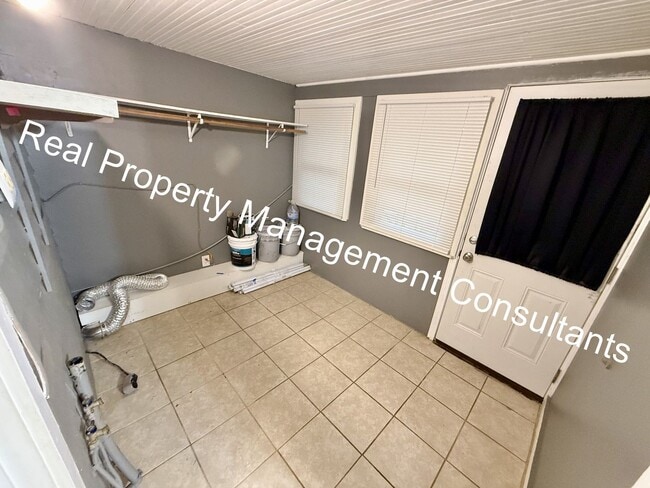 Building Photo - 3 Bedroom with Spacious Backyard