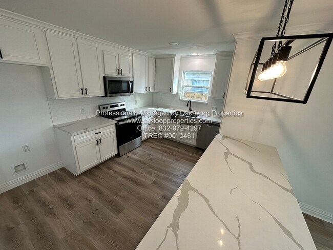 Building Photo - 1404 Des Jardines St