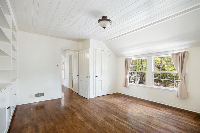 Building Photo - 610 Rathervue Pl