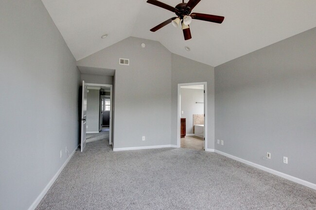 Building Photo - --AVAILABLE NOW! MOVE-IN READY!!!