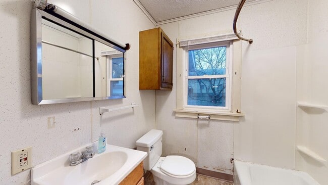 Building Photo - Walk to Restaurants and Shopping