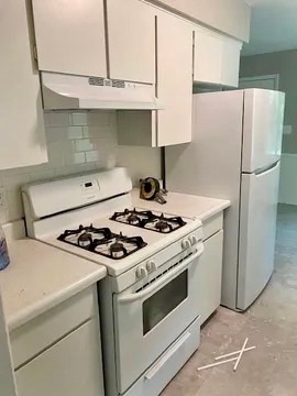 Kitchen - 415 S Sugar Creek Blvd