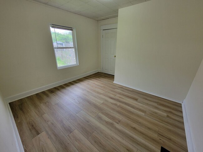 Building Photo - 3 Bedroom, 1 Bath, Section 8 Approved & Available Immediately