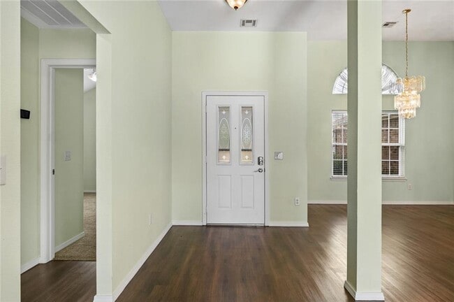 Building Photo - 1901 SW Columbus Rd