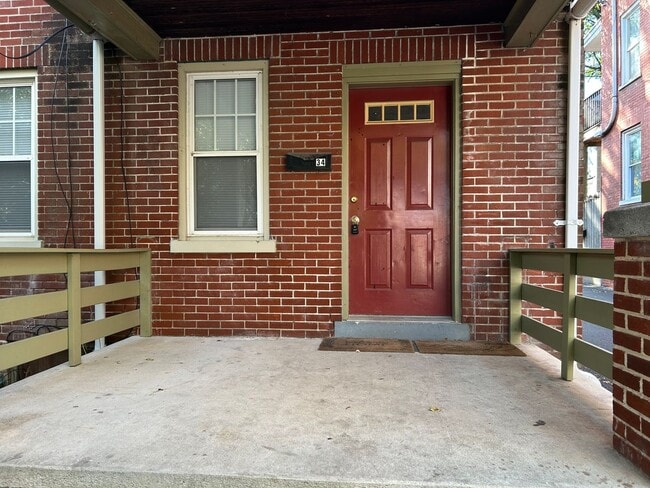 Building Photo - Beautiful 3 Bedroom End of Row Townhome in...