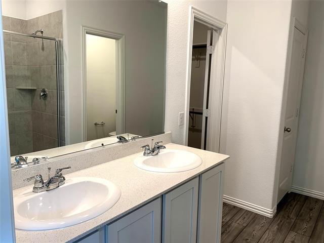 Building Photo - 513 Peel St