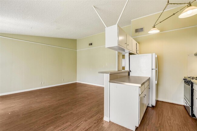 Building Photo - 612 W 51st St