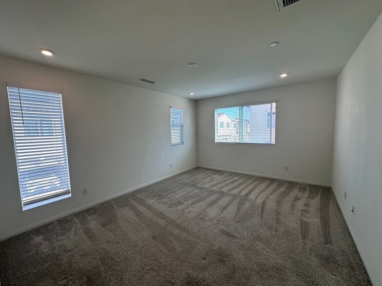 Building Photo - 335 S Carson Ct