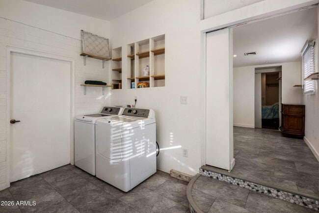 Building Photo - 2311 N Gayridge Rd