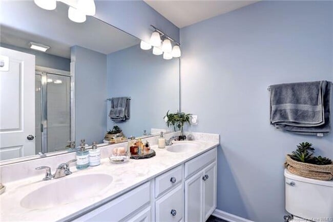 Building Photo - 3 Level Town home with 3 bedrooms and a bonus