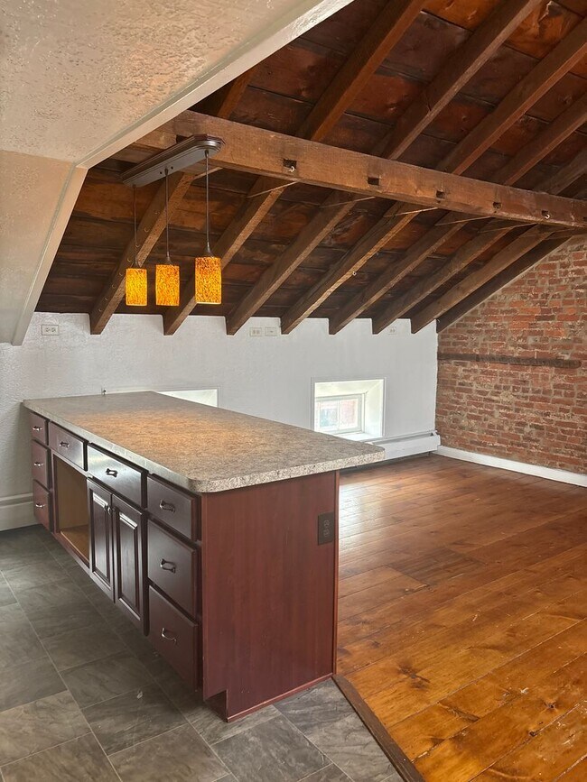 Building Photo - 1-2 Bedroom 3rd Floor Apartment Across from Central Market in Downtown York