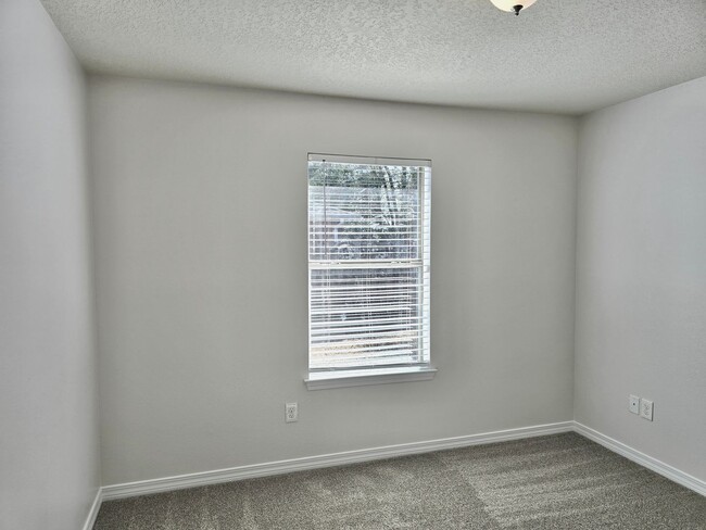 Building Photo - 3-Bedroom Home with Bonus Room and Screene...