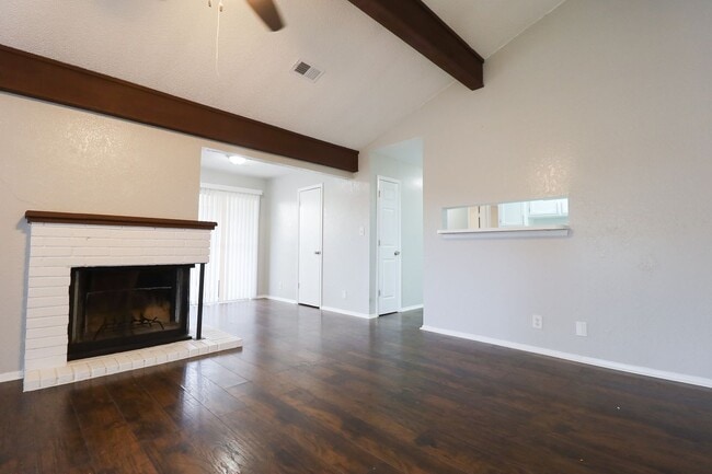 Building Photo - Recently renovated 2 Bedroom!