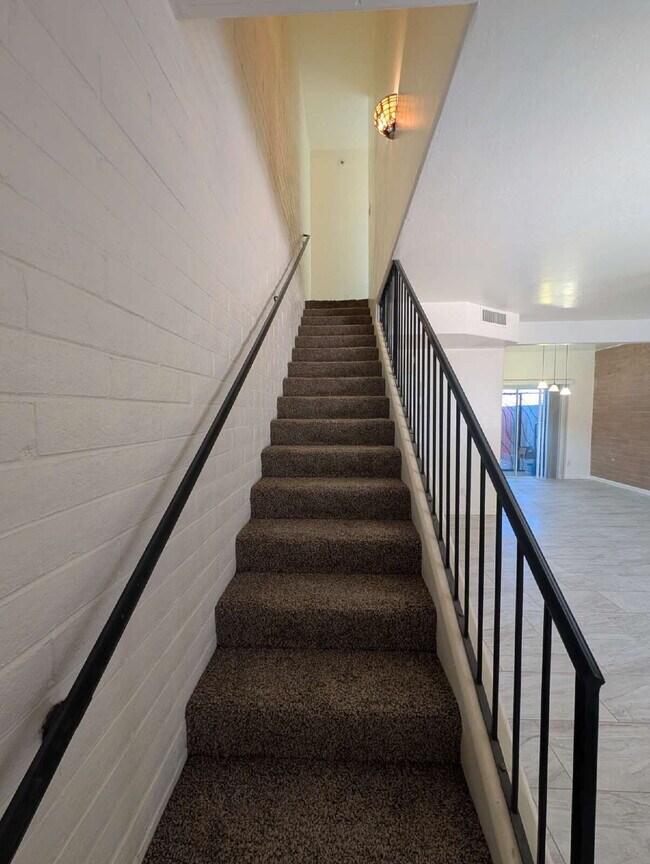 Building Photo - Renovated Townhouse with desert views.