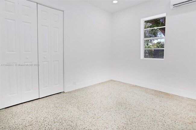 Building Photo - 1528 NE 145th St