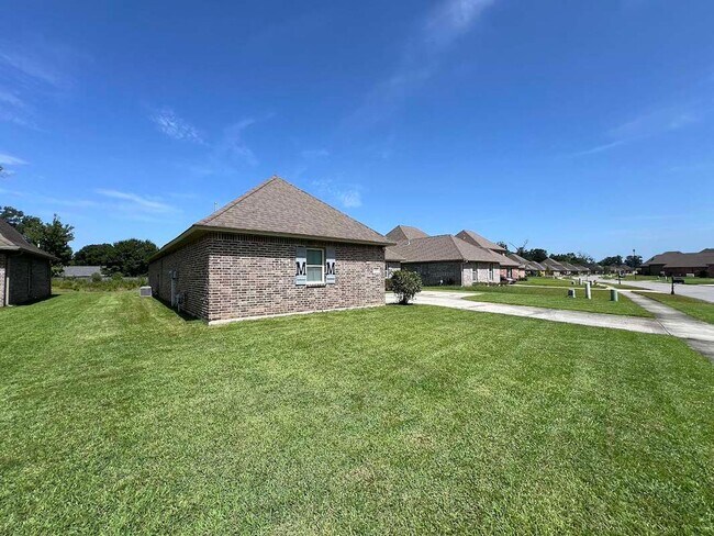 Building Photo - 18063 River Landing Dr