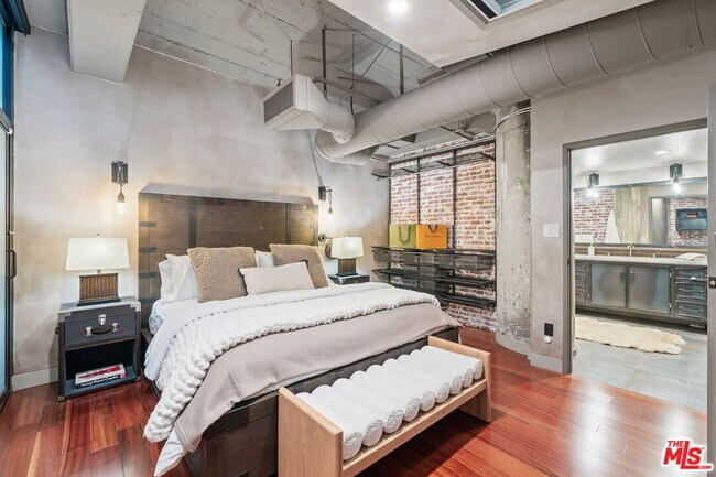 Building Photo - 330 W 11th St