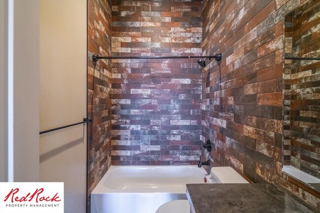 Building Photo - 4 Bedroom Luxury Home Near Sand Hollow