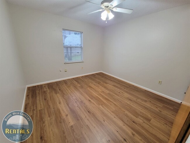 Building Photo - Kingswood Condo #26 - Walking Distance to Campus!