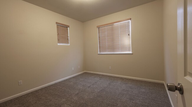 Building Photo - New Renovation* Prestigious Spacious 4 Bedroom