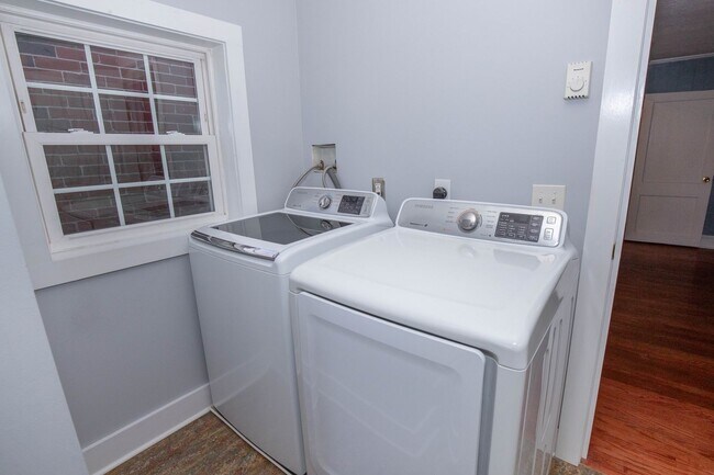 Building Photo - 2 Bedroom, 1.5 Bath, Duplex in Historic Martinsburg, WV