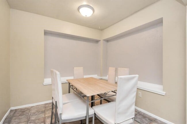 Building Photo - 4803 Beechaven St