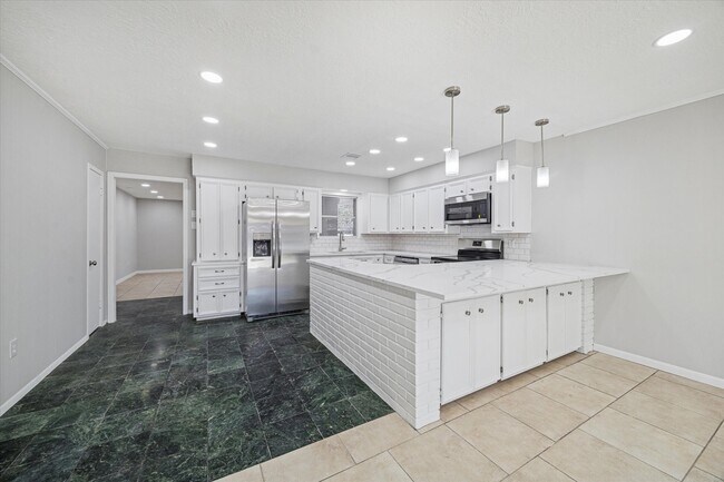 Building Photo - 1703 Raintree Dr