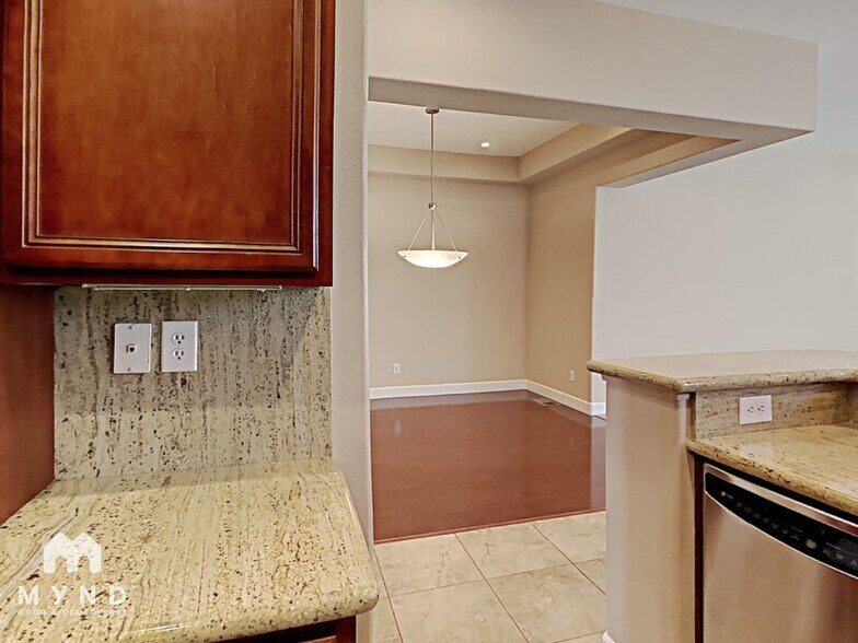 Building Photo - 5757 Meadow Park Dr