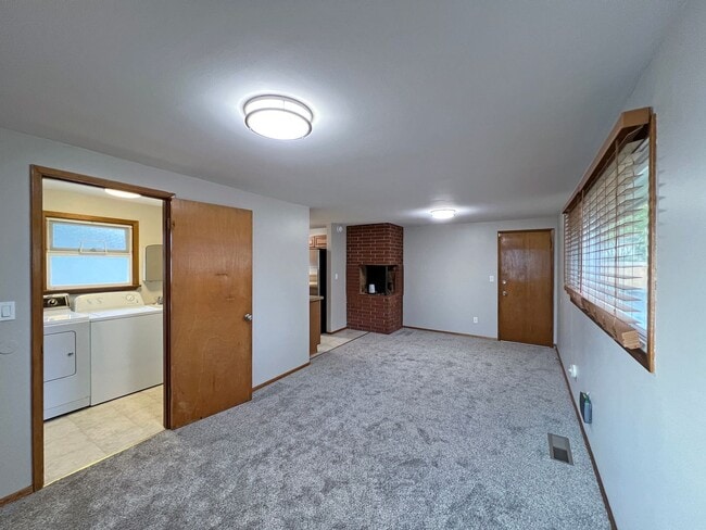 Building Photo - North Burien Rambler home - 3 bedrooms and...