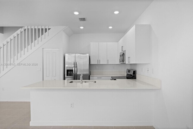 Building Photo - 715 SE 15th St