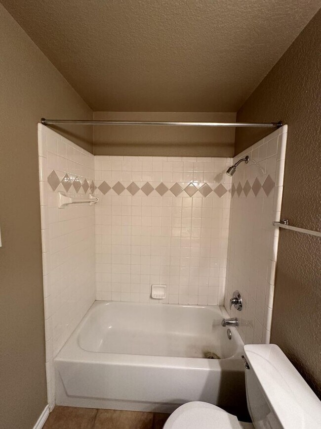 Building Photo - AVAILABLE NOW!