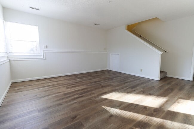 Building Photo - 1304 Essex Ct