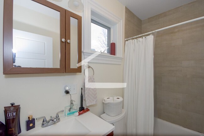 Building Photo - HUge 3 bed in Allston