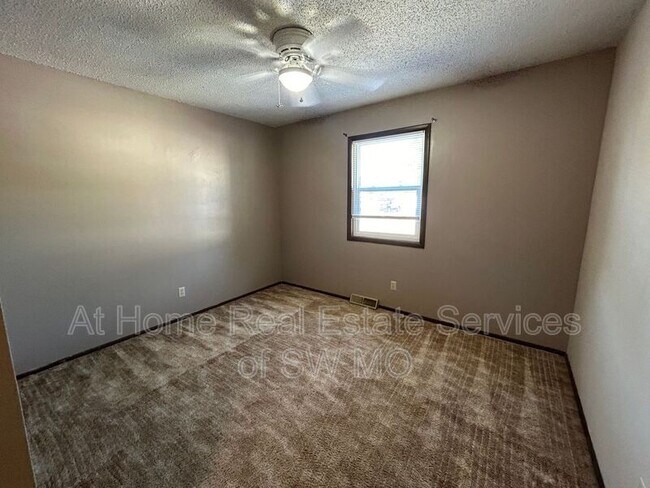 Building Photo - 621 Meadowview Dr