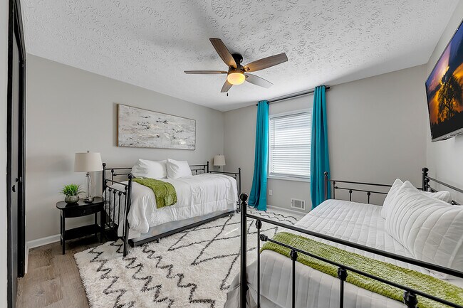 Building Photo - 2062 Woodbine Cir