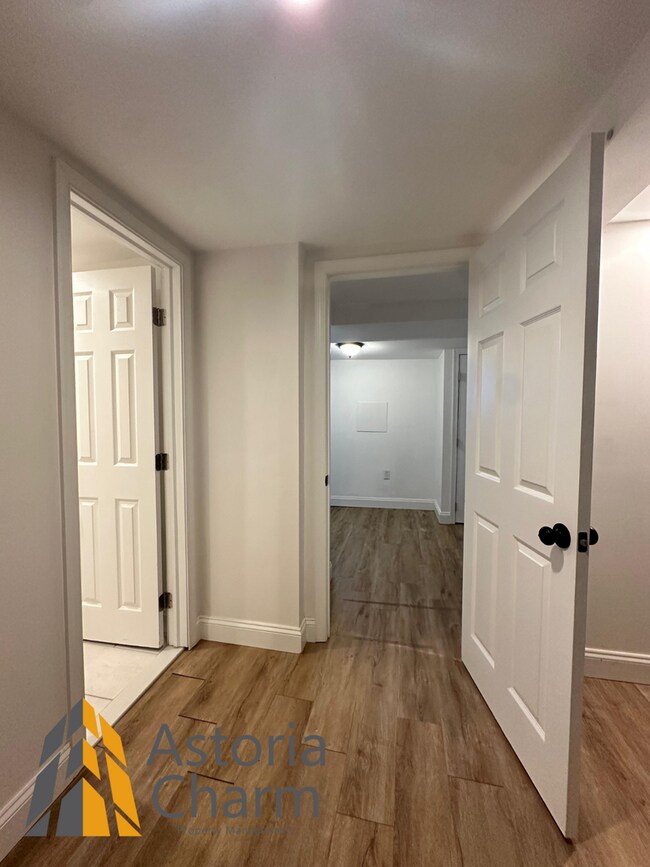 Building Photo - 3 Bedroom or 2 Bedroom with Den featuring Fenced Yard and Updated Kitchen