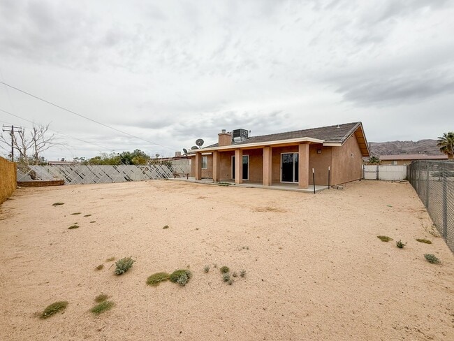 Building Photo - 29 Palms Home with Garage