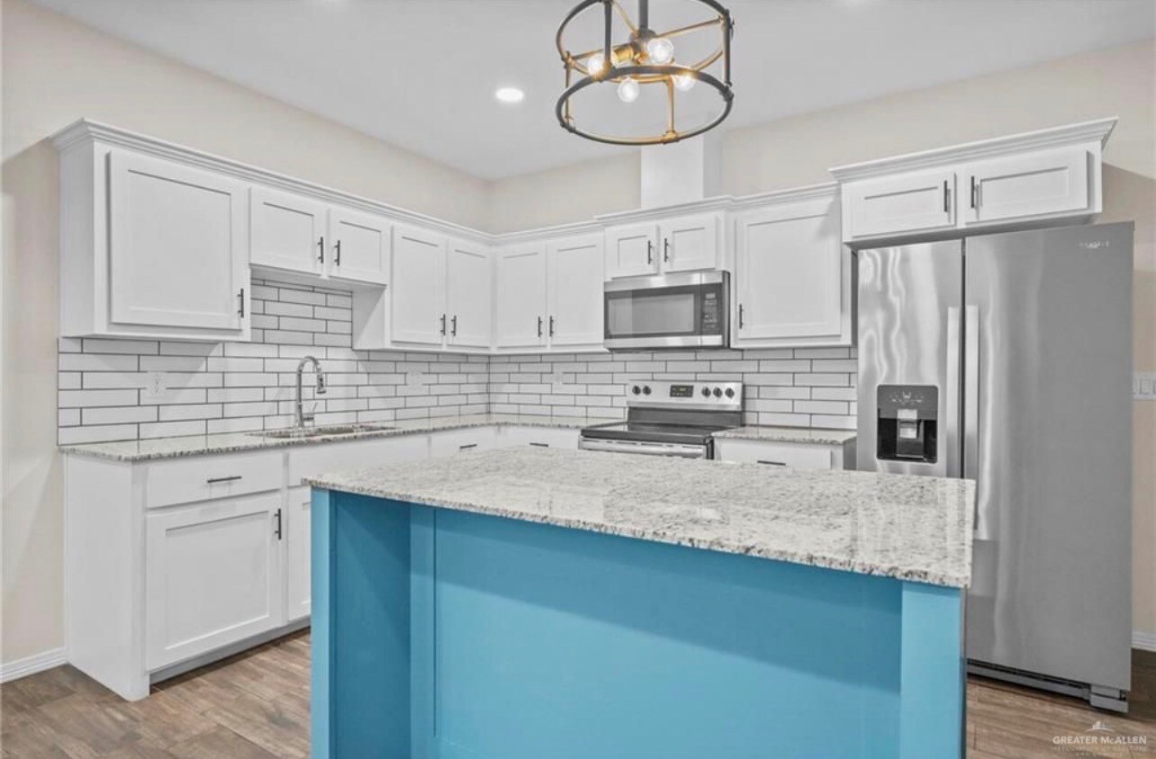 Building Photo - 908 W La Pointe Ave