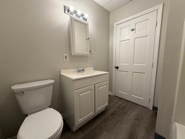 Building Photo - 137 Midland St